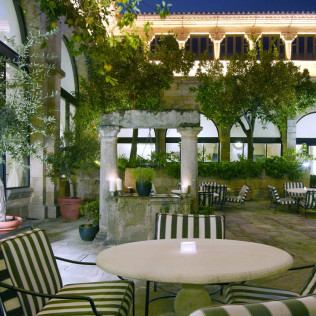 Escapada con Desayuno y Comida o Cena para dos personas en Parador de Trujillo (Cáceres)