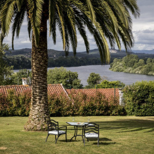 Escapada con Desayuno y Comida o Cena para dos personas en Parador de Tui (Pontevedra)