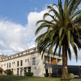 Escapada con Desayuno y Comida o Cena para dos personas en Parador de Tui (Pontevedra)