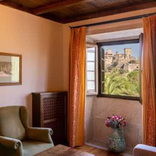 Escapada con Desayuno y Comida o Cena para dos personas en Parador de Verín (Ourense)