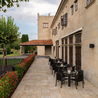 Escapada con Desayuno y Comida o Cena para dos personas en Parador de Verín (Ourense)
