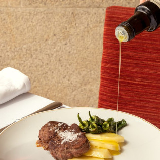 Escapada con Desayuno y Comida o Cena para dos personas en Parador de Verín (Ourense)
