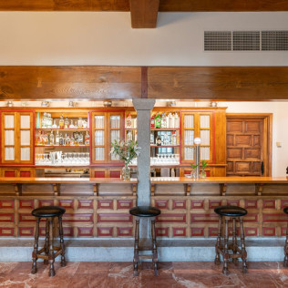 Escapada con Desayuno y Comida o Cena para dos personas en Parador de Verín (Ourense)
