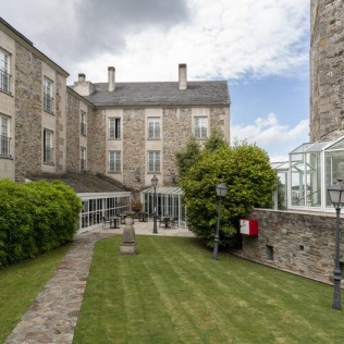 Escapada con Desayuno y Comida o Cena para dos personas en Parador de Vilalba (Lugo)