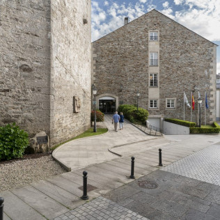 Escapada con Desayuno y Comida o Cena para dos personas en Parador de Vilalba (Lugo)