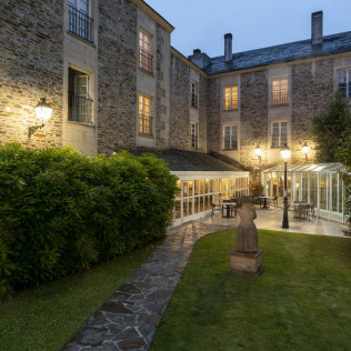 Escapada con Desayuno y Comida o Cena para dos personas en Parador de Vilalba (Lugo)