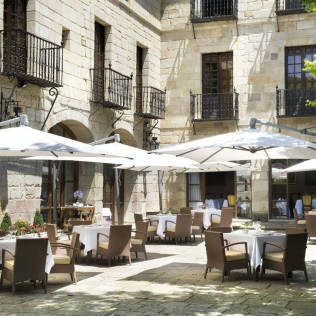 Mesa para dos: Comida o Cena para dos personas en Parador de Santillana Gil Blas (Cantabria)