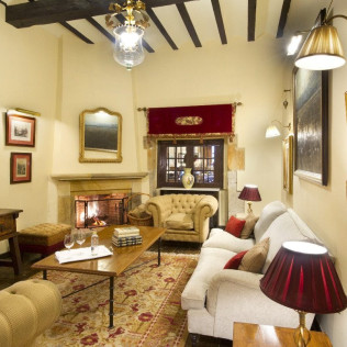 Mesa para dos: Comida o Cena para dos personas en Parador de Santillana Gil Blas (Cantabria)