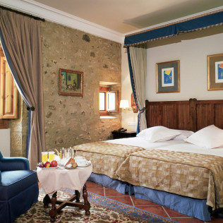 Escapada con Desayuno y Comida o Cena para dos personas en Parador de Santo Domingo Bernardo de Fresneda (La Rioja)