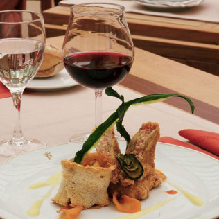 Escapada con Desayuno y Comida o Cena para dos personas en Parador de Santo Domingo Bernardo de Fresneda (La Rioja)