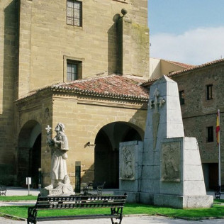 Escapada con Desayuno y Comida o Cena para dos personas en Parador de Santo Domingo Bernardo de Fresneda (La Rioja)