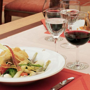 Escapada con Desayuno y Comida o Cena para dos personas en Parador de Santo Domingo Bernardo de Fresneda (La Rioja)