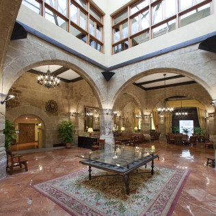 Escapada con Desayuno y Comida o Cena para dos personas en Parador de Santo Domingo de la Calzada (La Rioja)