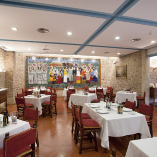 Escapada con Desayuno y Comida o Cena para dos personas en Parador de Santo Domingo de la Calzada (La Rioja)