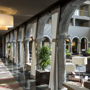 Escapada con Desayuno y Comida o Cena para dos personas en Parador de La Seu d'Urgell (Lleida)