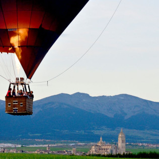 Paseo en Globo con Vídeo, Almuerzo y Cava (Segovia)