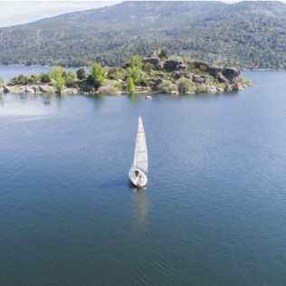 Paseo en Velero en Exclusiva para dos (El Burguillo, Ávila)