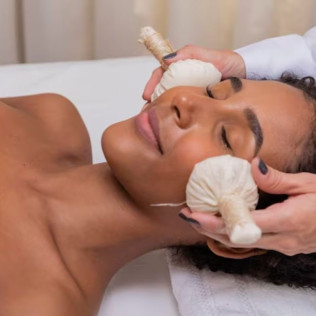 Jacuzzi, Masaje Royal Thai o Pijat Balinés y Masaje Craneofacial Hot Pindas en Jamu Rituals Spa & Massage (Barcelona)