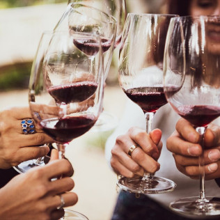 Escapada con Desayuno en La Posada de Bayuela y Visita guiada a Bodegas Canopy con Cata de Vinos y Aperitivo para dos (Toledo)