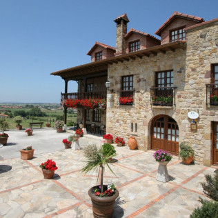 Escapada de 2 Noches con Bañera de Hidromasaje en Casa Rural Posada El Solar 3* (Galizano, Cantabria) 