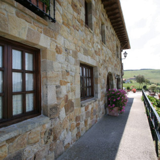 Escapada de 2 Noches con Bañera de Hidromasaje en Casa Rural Posada El Solar 3* (Galizano, Cantabria) 