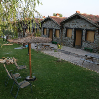 Escapada en Posadas de Granadilla y Visita Guiada a Bodegas Viña Placentina con Cata de 2 Vinos y Tapas para dos (Cáceres)