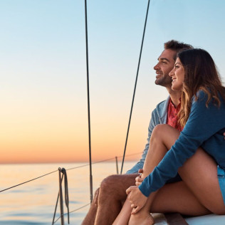 Puesta de Sol Romántica en Velero Privado y Cena para dos (Barcelona)