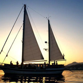 Puesta de Sol, Cena Romántica y Noche en Velero para dos (Málaga)