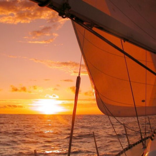 Puesta de Sol y Noche Romántica en Velero para dos (A Coruña)