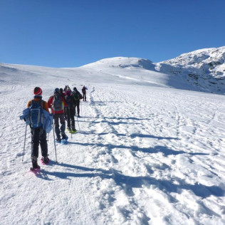 Aventura Invernal: Raquetas de Nieve y Circuito Spa para dos (Madrid)