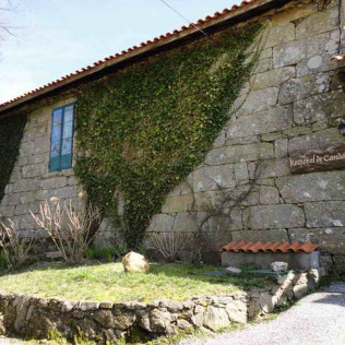Escapada con Desayuno en Casa Rural Rectoral de Candás (Rairiz de Veiga, Ourense)