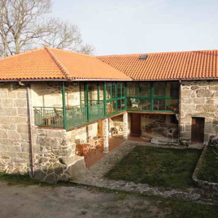 Escapada con Desayuno en Casa Rural Rectoral de Candás (Rairiz de Veiga, Ourense)