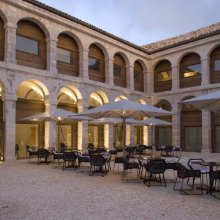 Mesa para dos: Comida o Cena para dos personas en Parador de Alcalá de Henares (Madrid)