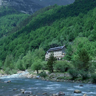 Mesa para dos: Comida o Cena para dos personas en Parador de Bielsa (Huesca)