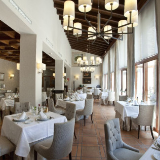 Mesa para dos: Comida o Cena para dos personas en Parador de Cáceres (Cáceres)