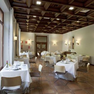 Mesa para dos: Comida o Cena para dos personas en Parador de Cáceres (Cáceres)