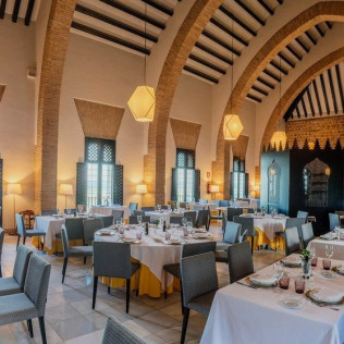 Mesa para dos: Comida o Cena para dos personas en Parador de Carmona (Sevilla)