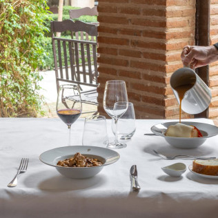 Mesa para dos: Comida o Cena para dos personas en Parador de Chinchón (Madrid)