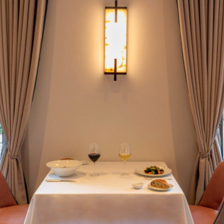 Mesa para dos: Comida o Cena para dos personas en Parador de Granada (Granada)