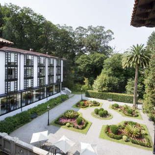 Mesa para dos: Comida o Cena para dos personas en Parador de Limpias (Cantabria)