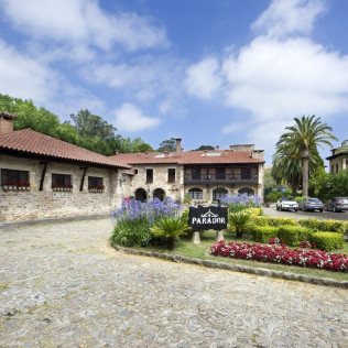 Mesa para dos: Comida o Cena para dos personas en Parador de Santillana del Mar (Cantabria)