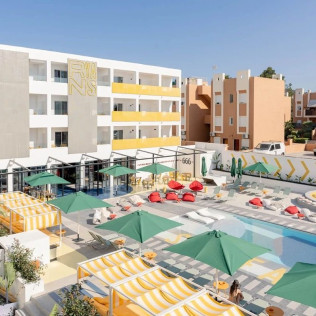 Day Pass con Desayuno en Ryans Lolas 4* (Ibiza)
