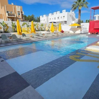 Day Pass con Desayuno en Ryans Lolas 4* (Ibiza)