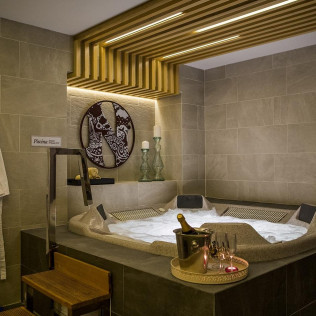 Masaje y Piscina Dinámica con Cava y Bombones para dos en Spa Centro Nature Urban (Jaén) 