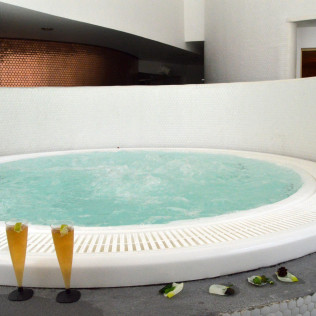 Circuito Spa, Masaje y Cava para Parejas en Hotel Macià Granada Five Senses (Granada)