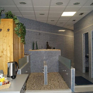 Jacuzzi Privado con Cromoterapia y Masaje en Spa Yeyuk Wellness Center (Valladolid)