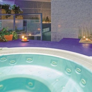 Jacuzzi Privado con Cromoterapia y Masaje en Spa Yeyuk Wellness Center (Valladolid)