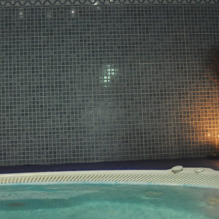 Jacuzzi Privado con Cromoterapia y Masaje en Spa Yeyuk Wellness Center (Valladolid)