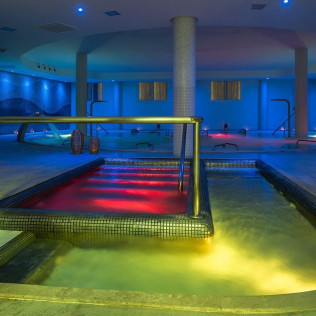 Circuito Spa en Exe Estepona Thalasso Spa 4* con Visita a Bodega Nilva y Cata de Vinos y Tapas para dos (Málaga)