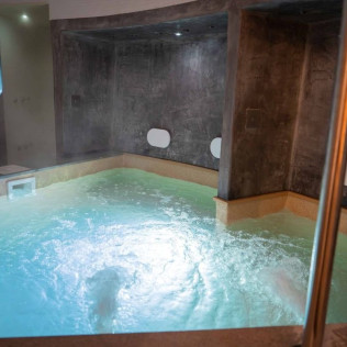 Circuito Spa, Masaje y Desayuno para dos en Hotel Macià Granada Five Senses 3* (Granada)